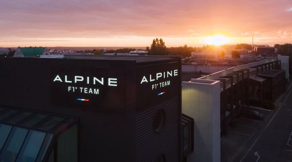 Por do sol na sede da Alpine F1 Team